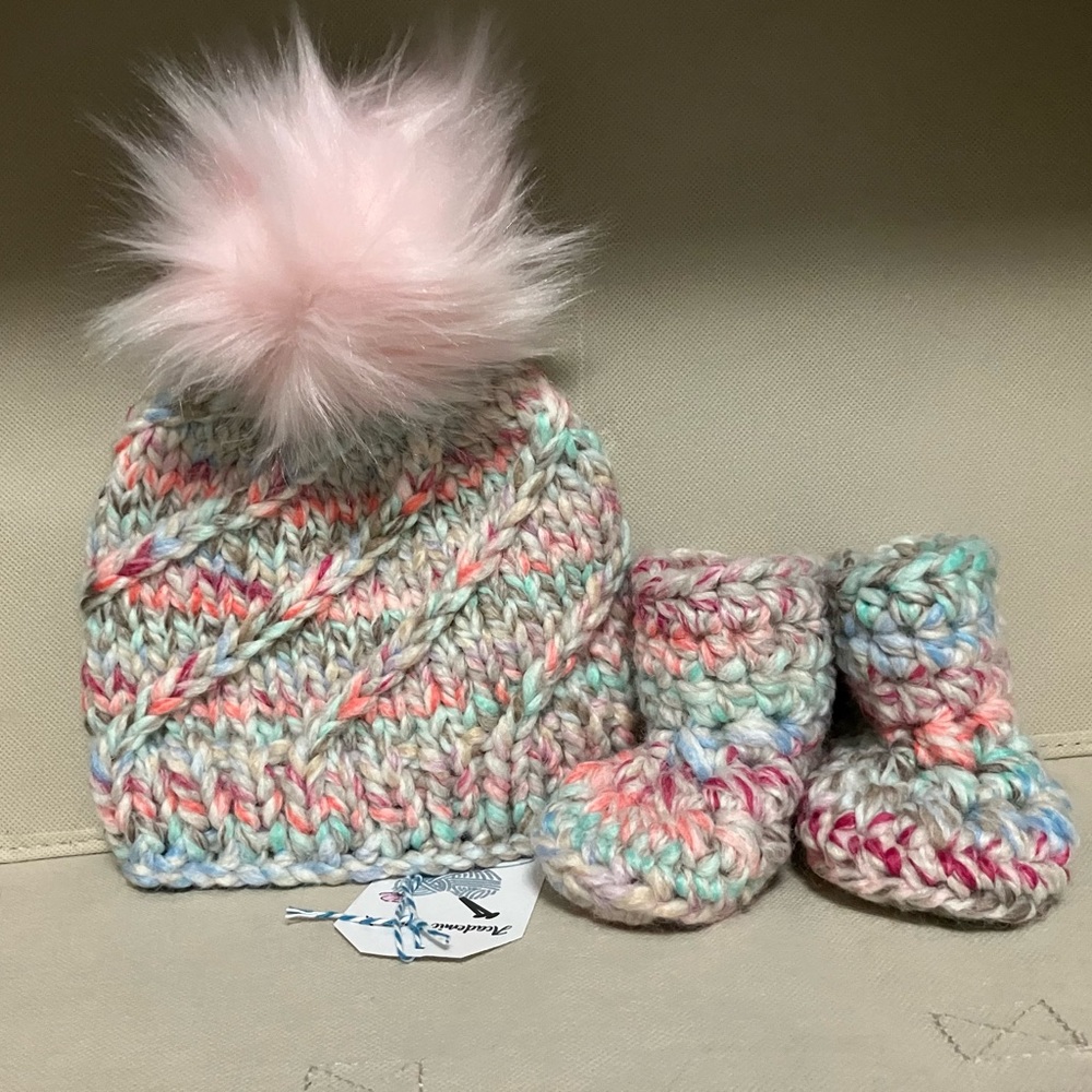12 months baby bootie and hat set. NEW!